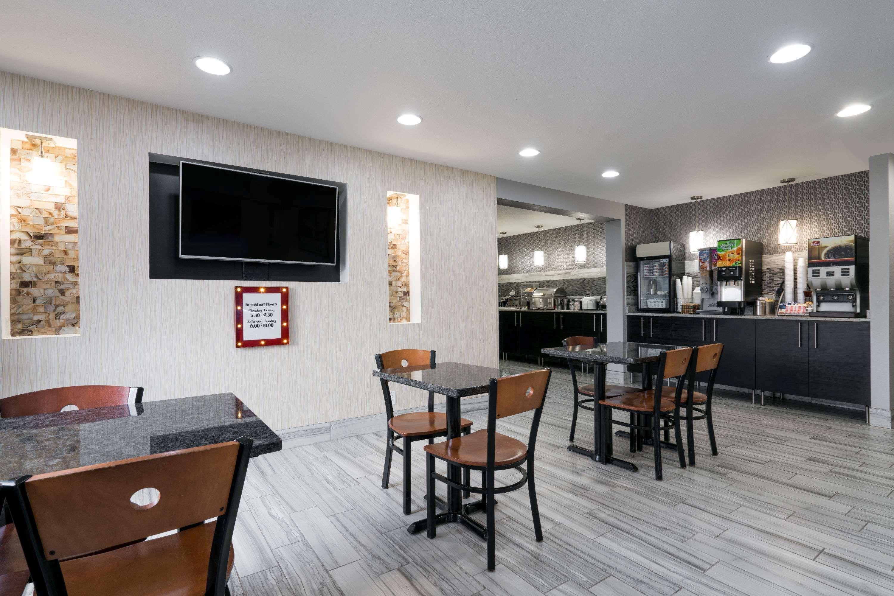 Super 8 By Wyndham Rochester Mayo Clinic Area Exterior photo